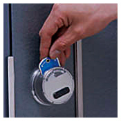 防犯対策に優れたカードキーを採用